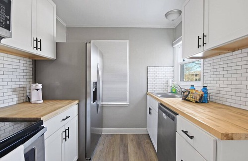 Columbia Apartment | Walk Downtown From Wonderland!