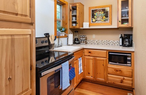 Bend House | WALK EVERYWHERE! 4 BEDROOMS +BONUS RM & QUAINT BACKYARD