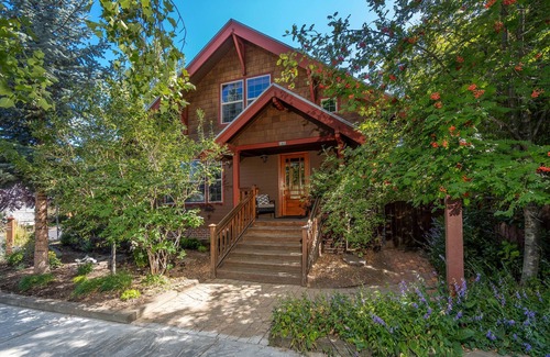 Bend House | WALK EVERYWHERE! 4 BEDROOMS +BONUS RM & QUAINT BACKYARD