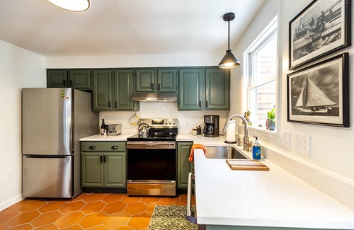 Eastport Apartment | Walk everywhere in Annapolis from 1st floor dog-friendly apartment with parking and backyard