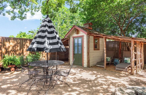 Boerne House | WALK EVERYWHERE, steps to Historic Downtown Boerne, 1920's cottage sleeps 6!