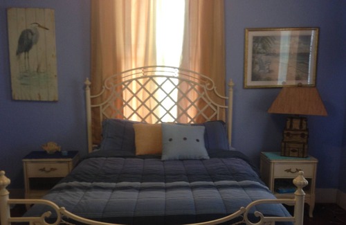 San Jacinto Cottage | Walk One Block To The Beach, Restaurants, Bars, Gift Shops, And Pleasure Pier