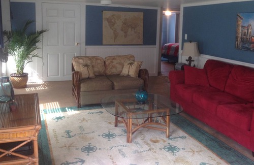San Jacinto Cottage | Walk One Block To The Beach, Restaurants, Bars, Gift Shops, And Pleasure Pier
