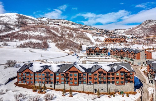 Park City Apartment | Walk onto Deer Valley gondola in 8 min & heated indoor parking