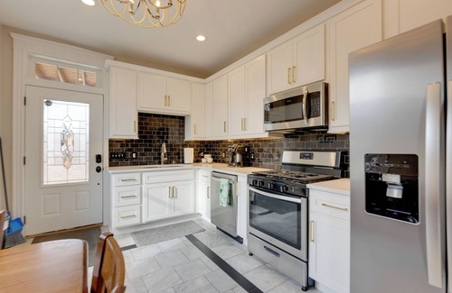 Soulard Apartment | Walk to Anheuser-Busch Brewery: St Louis Escape!