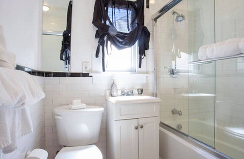 South Redondo House | Walk to Beach | By EV Charger | By Wholefoods | Casper Mattress