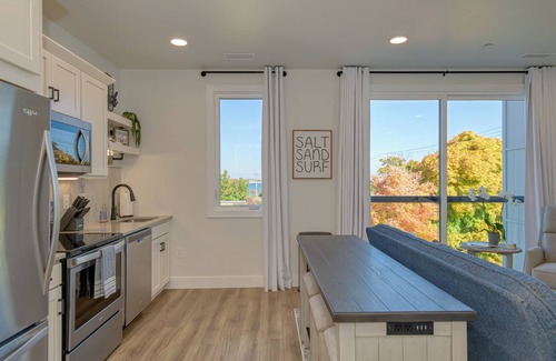 Traverse City Condo | Walk to Beach: Penthouse Condo in Traverse City!
