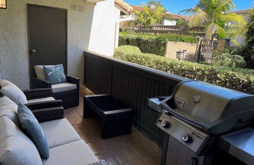 Monarch Beach Condo | Walk to Beach, Pets ok, A/C, Pool, gym, spa, Patio, Pkg, Wifi, 24hr guarded gate