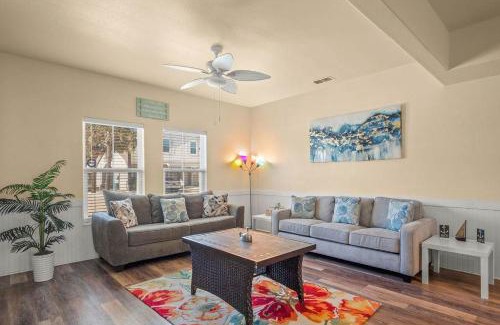 Corpus Christi House | Walk to Beach Shared Pool & Grill Dog Friendly