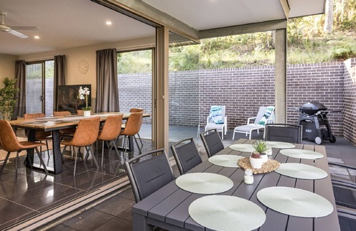 Lilli Pilli House | Walk to Beach & WiFi | Treetops by the Sea