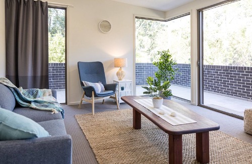 Lilli Pilli House | Walk to Beach & WiFi | Treetops by the Sea