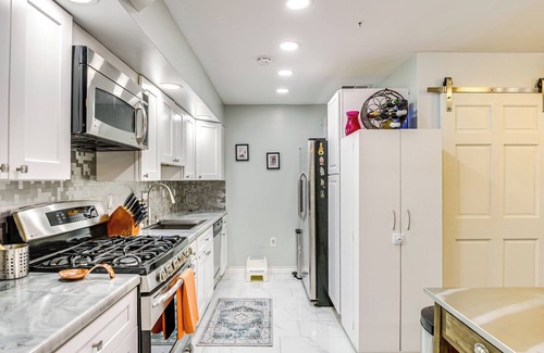 Lake Barcroft Apartment | Walk to Beaches: Family Lake Barcroft Retreat!