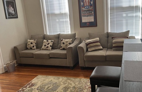 Covington Apartment | Walk to Bengals and Reds and downtown Cincy. Easy Drive to Ark, walk to eat.