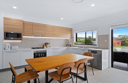 Booker Bay Apartment | Walk to cafes, restaurants, ferry, cinema+ beach