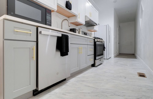 South Louisville House | Walk to Churchill Downs: Central Louisville Home!