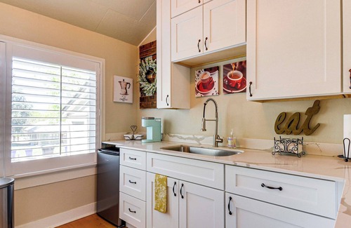 Prescott House | Walk to Courthouse Square: Quiet Home w/Porch