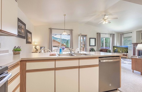 Downtown Leavenworth Condo | Walk to Downtown, Festivities, Food, Coaster, More! Free Parking and A/C!