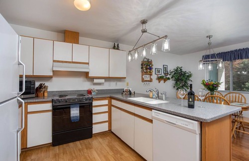 Downtown Leavenworth Condo | Walk to Downtown, Summer Air Conditioning and Free Parking, Pets, Grnd Flr