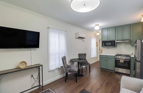 Ocean Springs House | Walk to Downtown Ocean Springs from your private cottage
