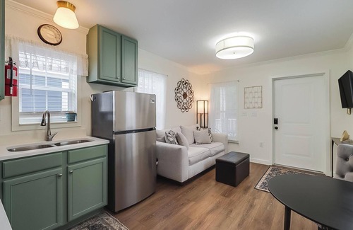 Ocean Springs House | Walk to Downtown Ocean Springs from your private cottage