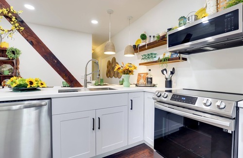 Hammondsport Apartment | Walk to Eats: Mtn-View Hammondsport Hideaway!