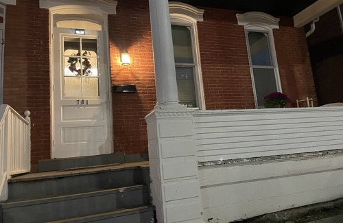 Dubuque House | Walk to everything! Five Flags-Hotel Julian-Millwork Sleeps 8!