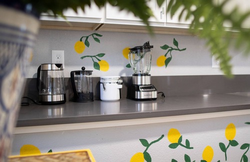 Mount Scott-Arleta House | Walk to everything from our cozy tiny home. nn