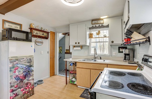 Lake Cabin | Walk to Gray Lake: Pet-Friendly Cottage