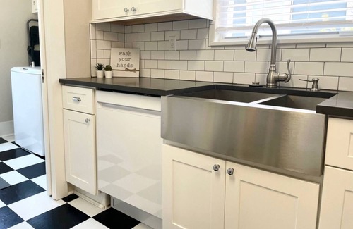 New Suburb Beautiful House | Walk to Hyde Park, Bayshore Blvd & SOHO Dining, Shopping & Nightlife! Stylish 3BR Tampa Retreat