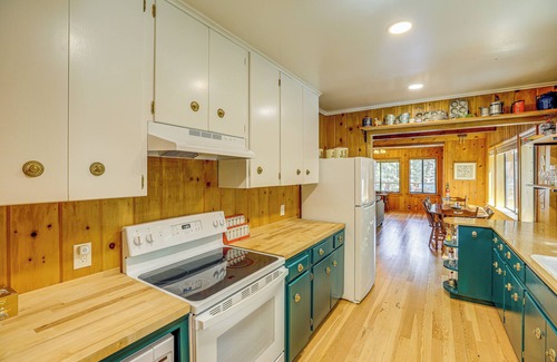 Prattville Cabin | Walk to Lake Almanor: Prattville Cabin w/2 Decks!