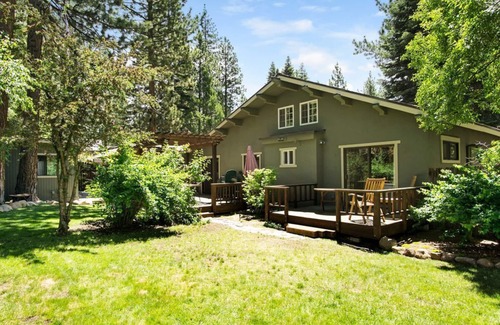 Lake Forest House | Walk to Lake and Skylandia Beach, close to Tahoe City! Fenced Yard