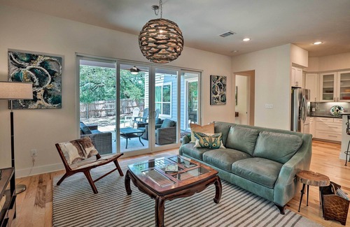 Lakeland Park House | Walk to Lake Austin: Spacious Getaway w/Patio