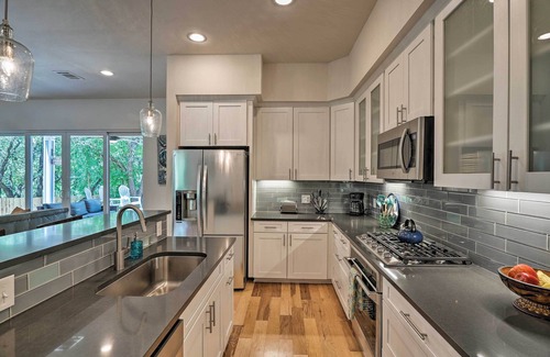 Lakeland Park House | Walk to Lake Austin: Spacious Getaway w/Patio