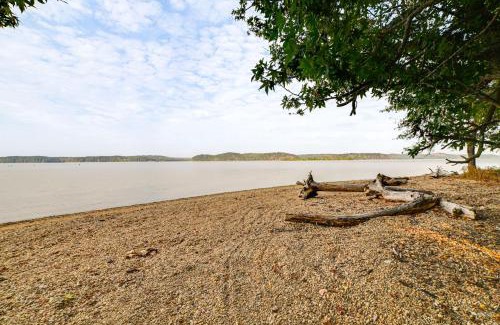 Cadiz House | Walk to Lake Barkley! Family Home with Outdoor Oasis