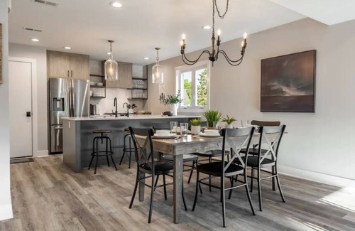 Williams Bay House | Walk to lake, restaurants and more!