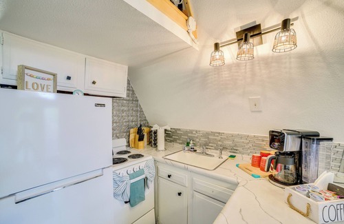 Rockaway Beach Apartment | Walk to Lake Taneycomo: Cabin w/Deck + Fire Pit!