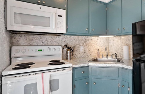 Volente Cabin | Walk to Lake Travis ✦ Lakefront Waterpark ✦ Cozy Studio w/Firepit & Patio