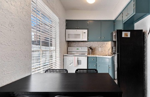 Volente Cabin | Walk to Lake Travis ✦ Lakefront Waterpark ✦ Cozy Studio w/Firepit & Patio