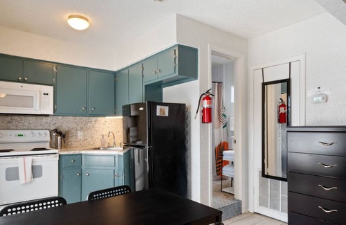 Volente Cabin | Walk to Lake Travis ✦ Lakefront Waterpark ✦ Cozy Studio w/Firepit & Patio