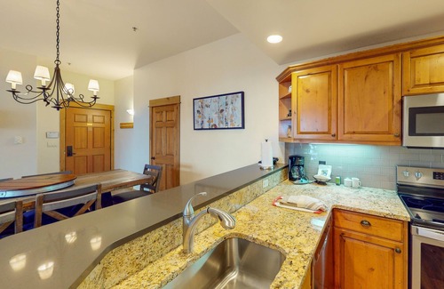 Steamboat Springs Condo | Walk-to-lift condo w/shared hot tubs/pool/gym & amazing mountain views