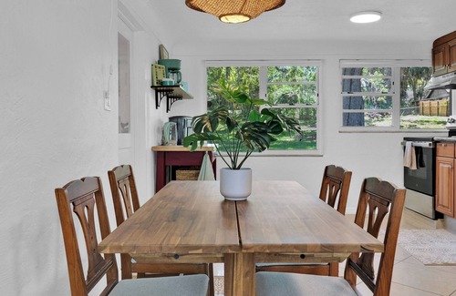 Mount Dora House | Walk to Marina, Park View Palms, Mid-Century Home, Sleeps 6, Pet Friendly Fence