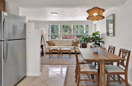 Mount Dora House | Walk to Marina, Park View Palms, Mid-Century Home, Sleeps 6, Pet Friendly Fence