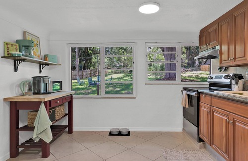 Mount Dora House | Walk to Marina, Park View Palms, Mid-Century Home, Sleeps 6, Pet Friendly Fence