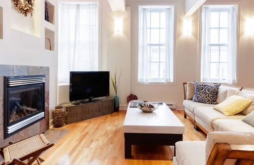 Cite Multimedia Apartment | Walk to Museums from an Airy Loft Apartment in Old Montreal