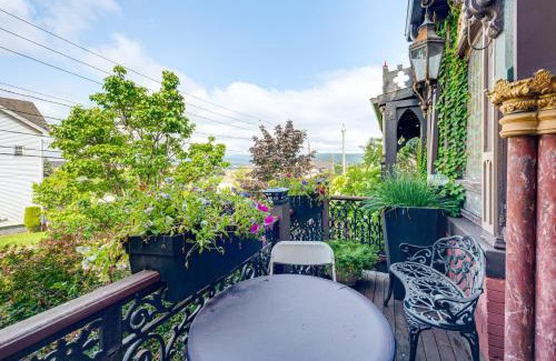 Scranton House | Walk to Nay Aug Park Grand Group Getaway with Patio