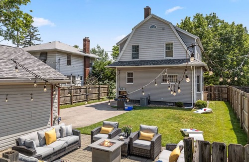 Harters Heights House | Walk to ND and Eddy Street, ProCleaned * Comfy * Updated