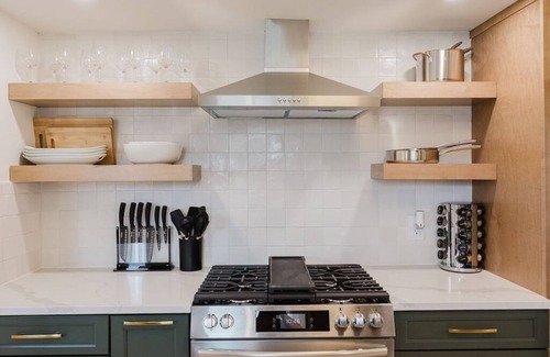 South Bend House | Walk to ND - Sauna+ HotTub + PoolTable - Sleeps Whole Family