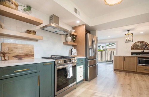 South Bend House | Walk to ND - Sauna+ HotTub + PoolTable - Sleeps Whole Family
