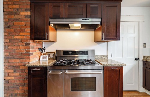 Historic Edgefield House | Walk to Nissan/Broadway + Sleeps 12 + Big Yard