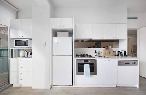 Elwood Apartment | Walk to Ormond Rd, Beach and Italian Gelato